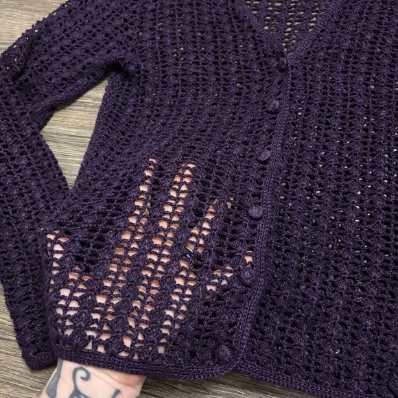 90s does 70s Vintage Open Knit Crochet Button Cardigan (Eggplant Purple) Medium - Picture 3 of 5